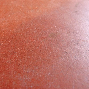 Exemple de surface lisse d'une tomette ancienne en grès